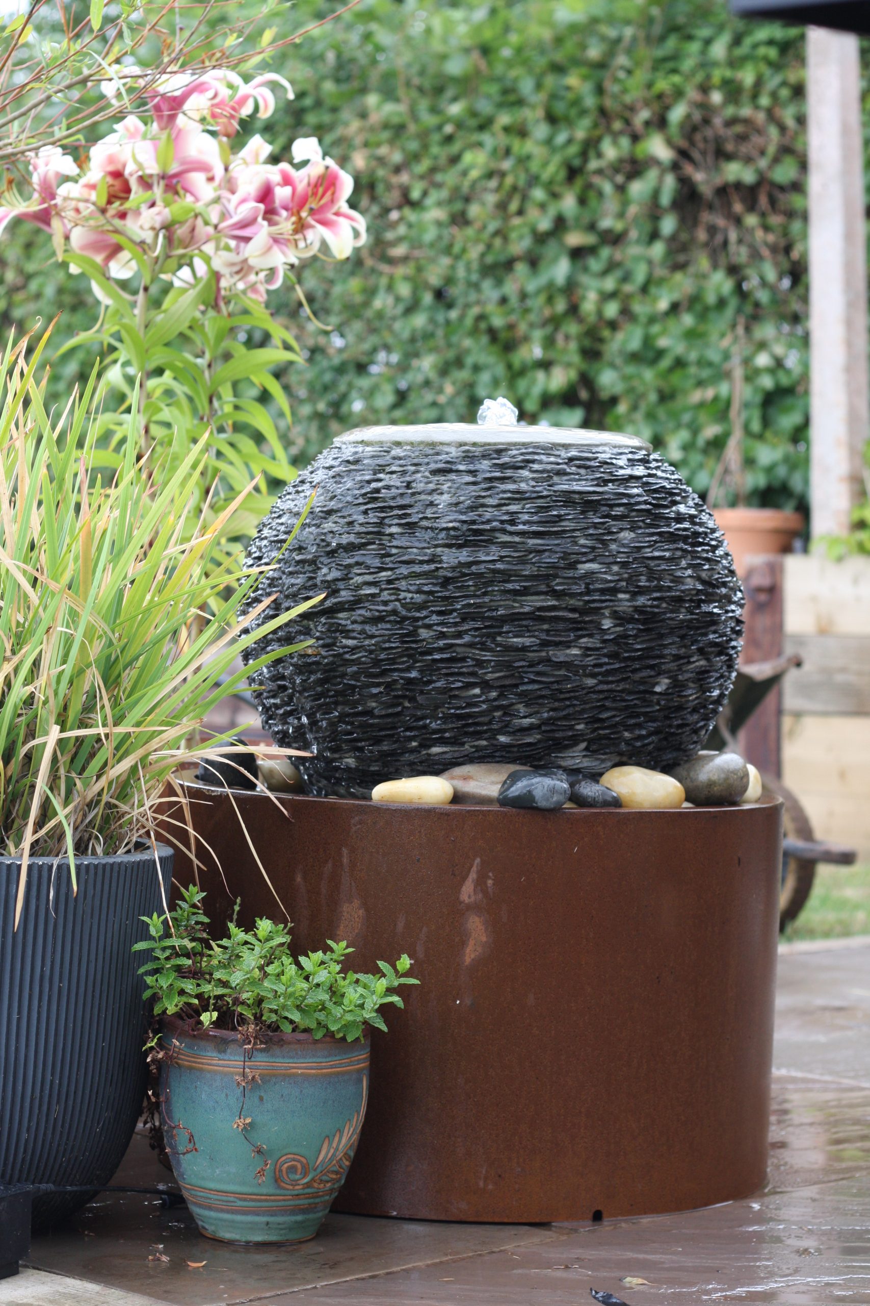 COMPLETE WATER FEATURE - DIA50CM Slate Arius, dia61cm Corten surround+6008-70RES./GRID+6008ECO-CW pump and light kit